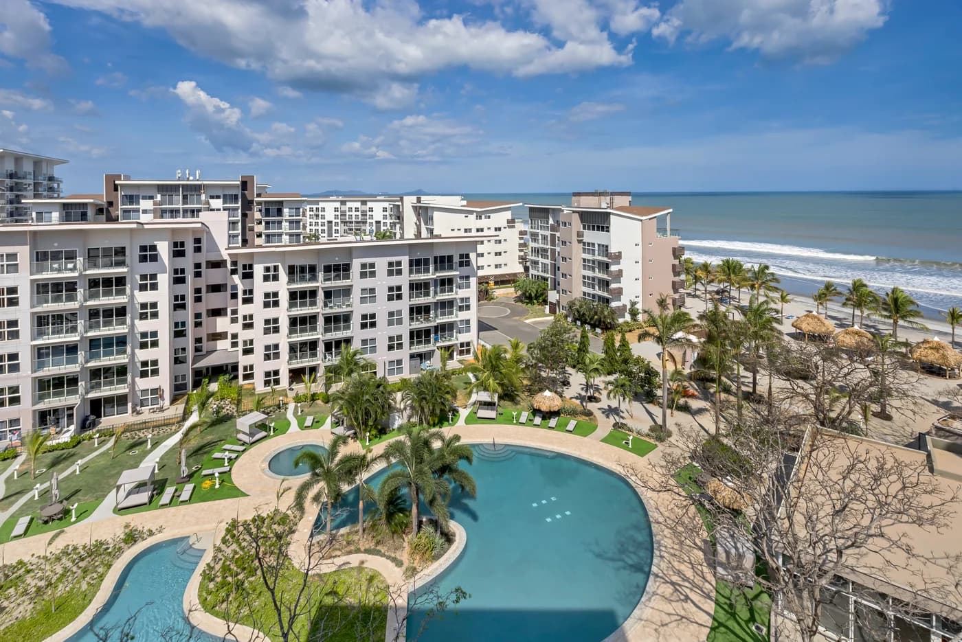 Apartamentos Olas del Mar, en Playa Caracol: edificios y piscina