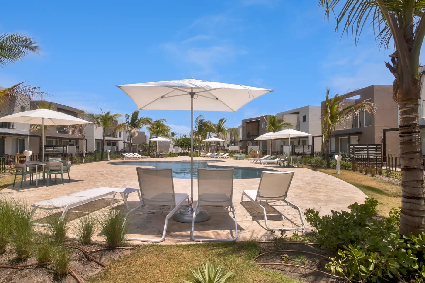 The Tides, en Playa Caracol: edificios y piscina